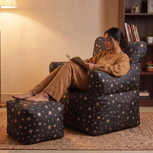 Royal Chair Golden Stars: woman reading by the lamp - Magalis Egypt
